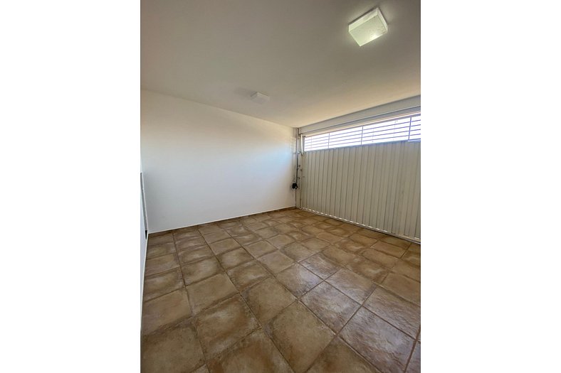 Apartamento novo, completo e bem localizado.